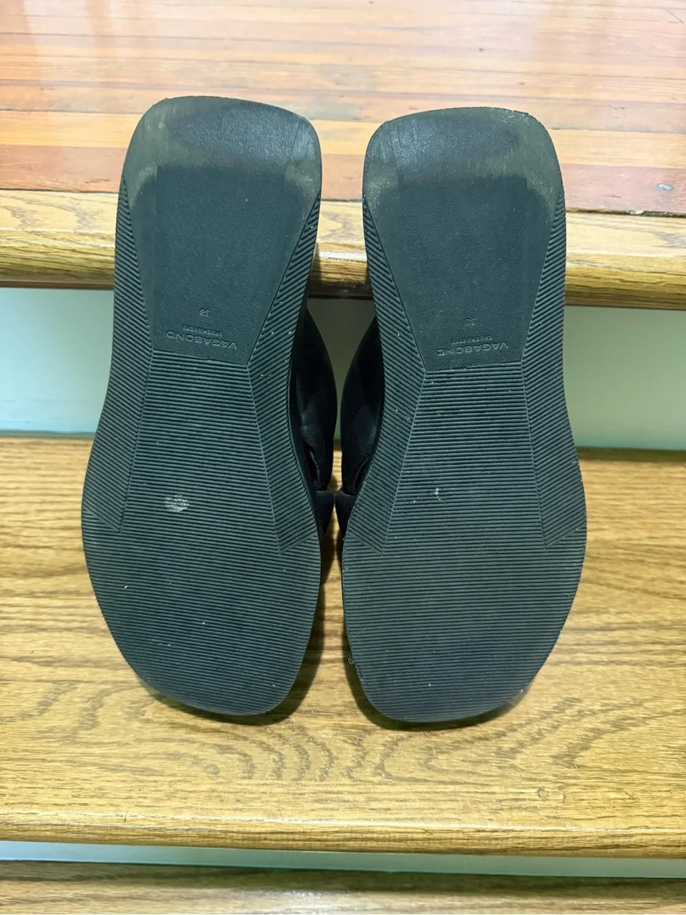 Vagabond Courtney crossover flatform sandals in black leather